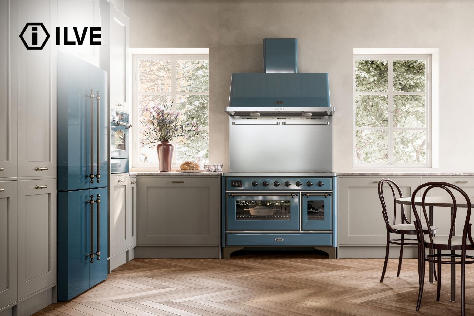 ilve-deutschland Ilve Standherd in moderner Landhausküche – erhältlich bei Ilve Deutschland Partner Küchenstudio Ahrensburg