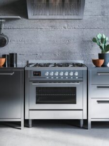 Ilve Professional Plus Gasherd mit Backofen in Edelstahloptik in moderner Küche